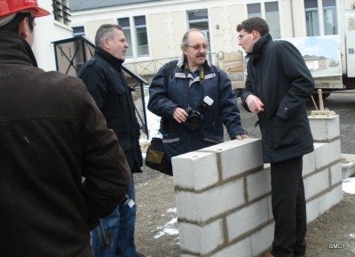 Concilliabule autour d'une pierre