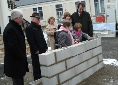 Les enfants déposent le parchemin